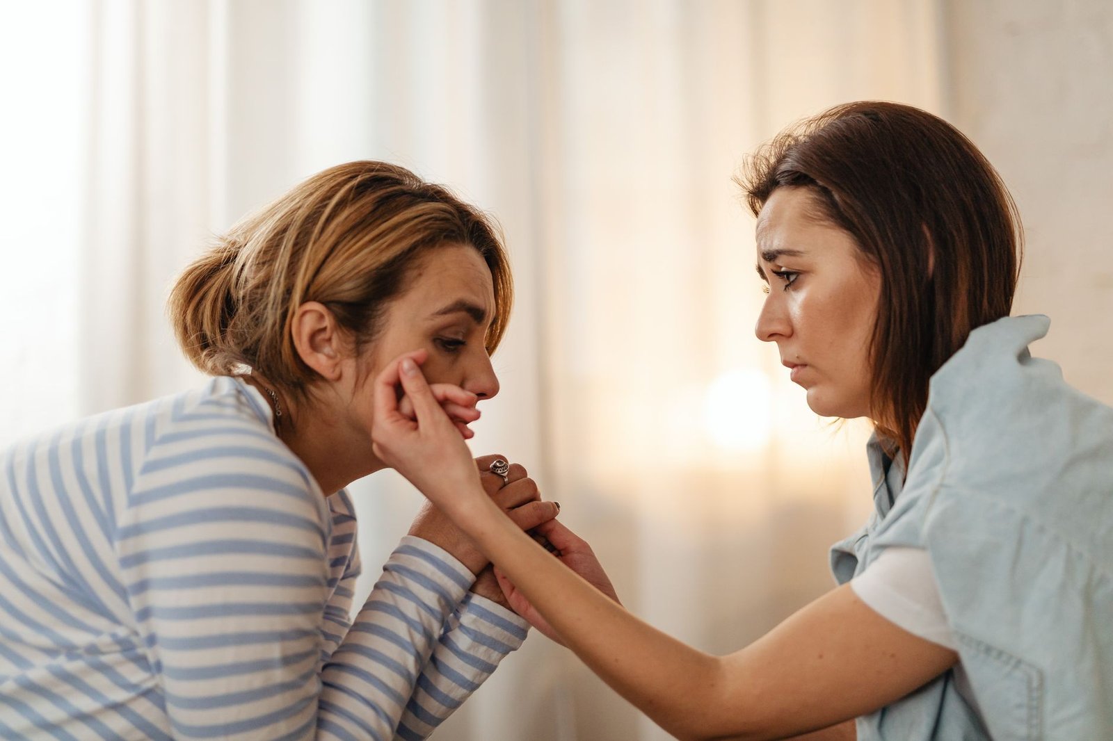 Una mujer consuela a otra: la empatía es un componente de la inteligencia emocional