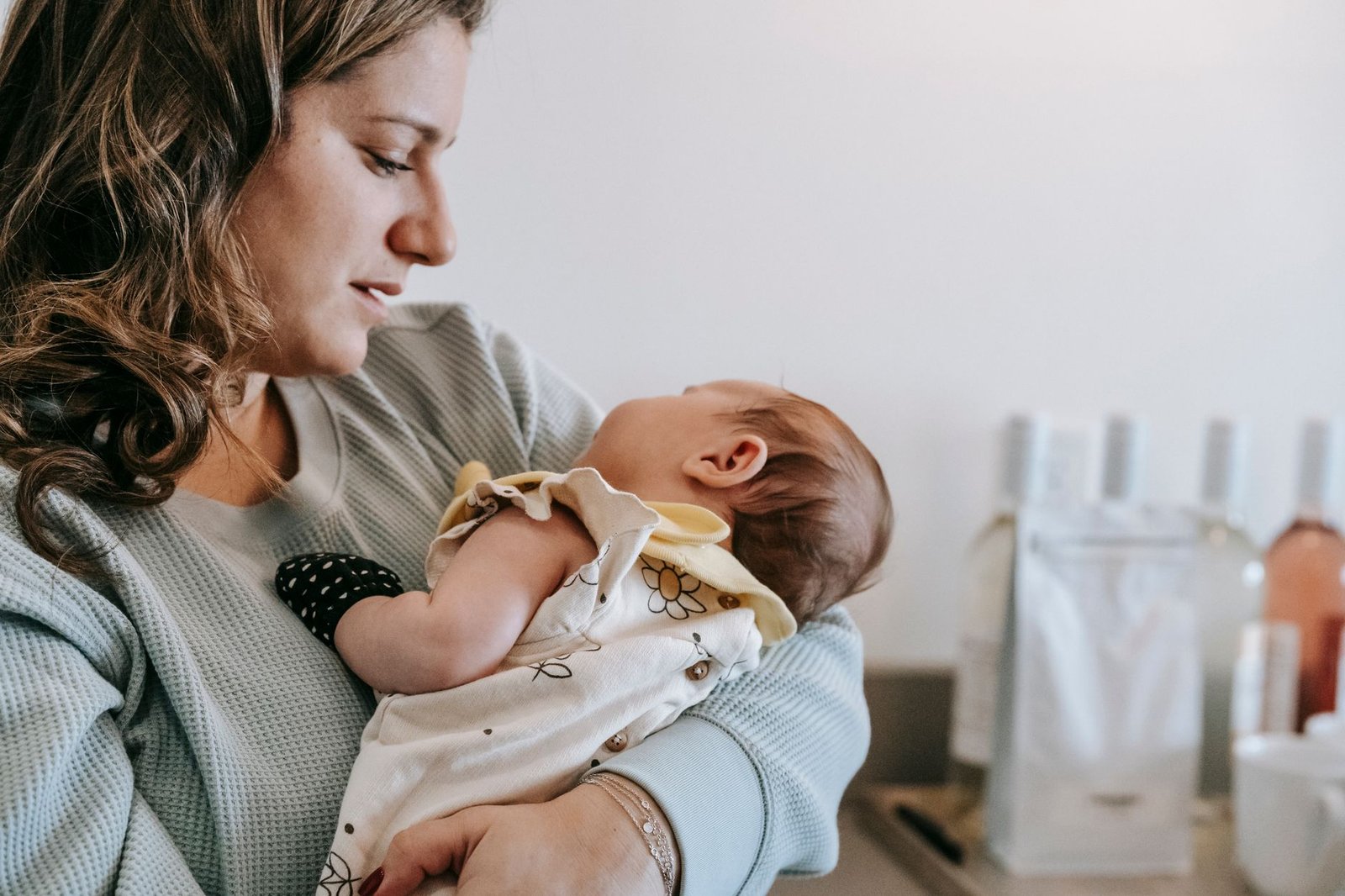 Madre sosteniendo a su bebé: el vínculo de apego se forma en la infancia