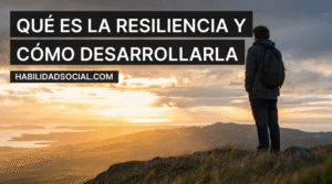 Qué es la resiliencia: persona en la cima mirando el horizonte tras la tormenta