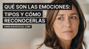 Qué son las emociones: mujer con expresión ambigua entre la calma y la preocupación