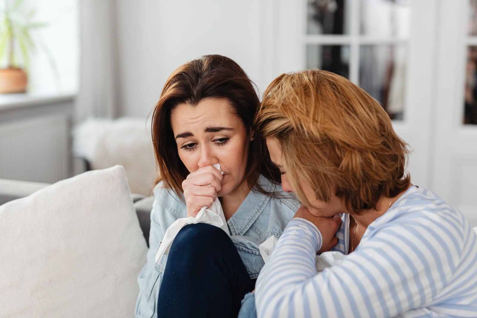 Una mujer consuela a su amiga que llora: las emociones sociales necesitan a los demás