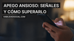 Persona mirando el móvil de noche esperando una respuesta: el apego ansioso
