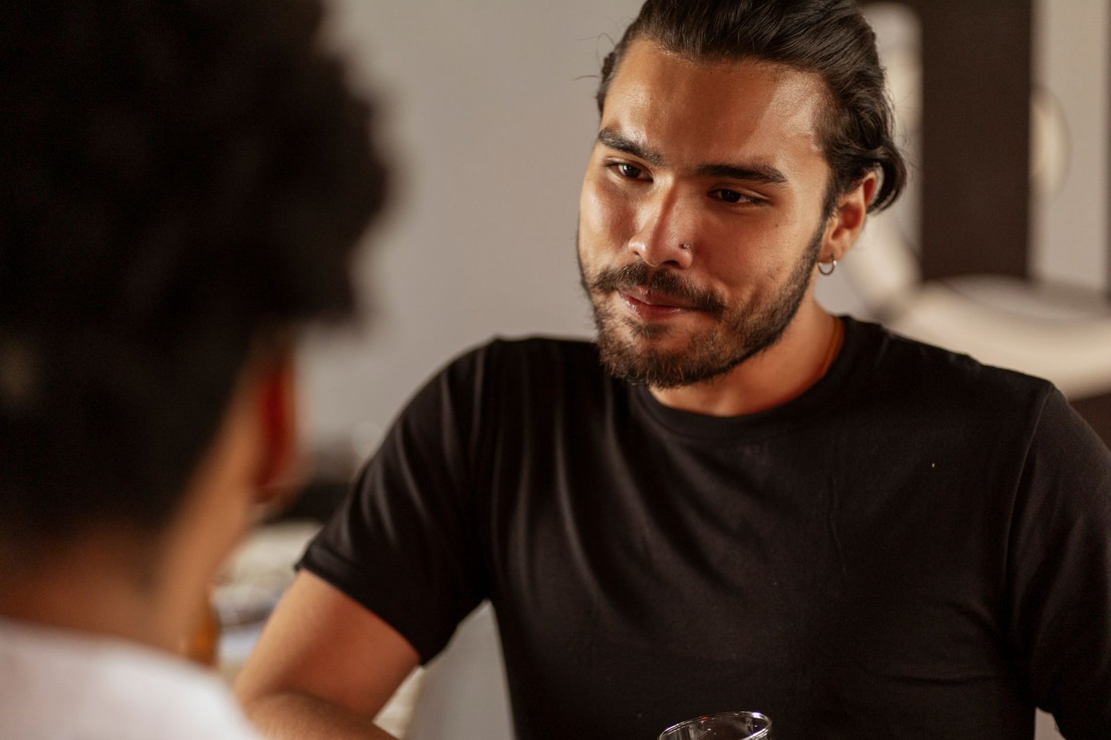Hombre con expresión contenida durante una conversación, señal de bloqueo emocional