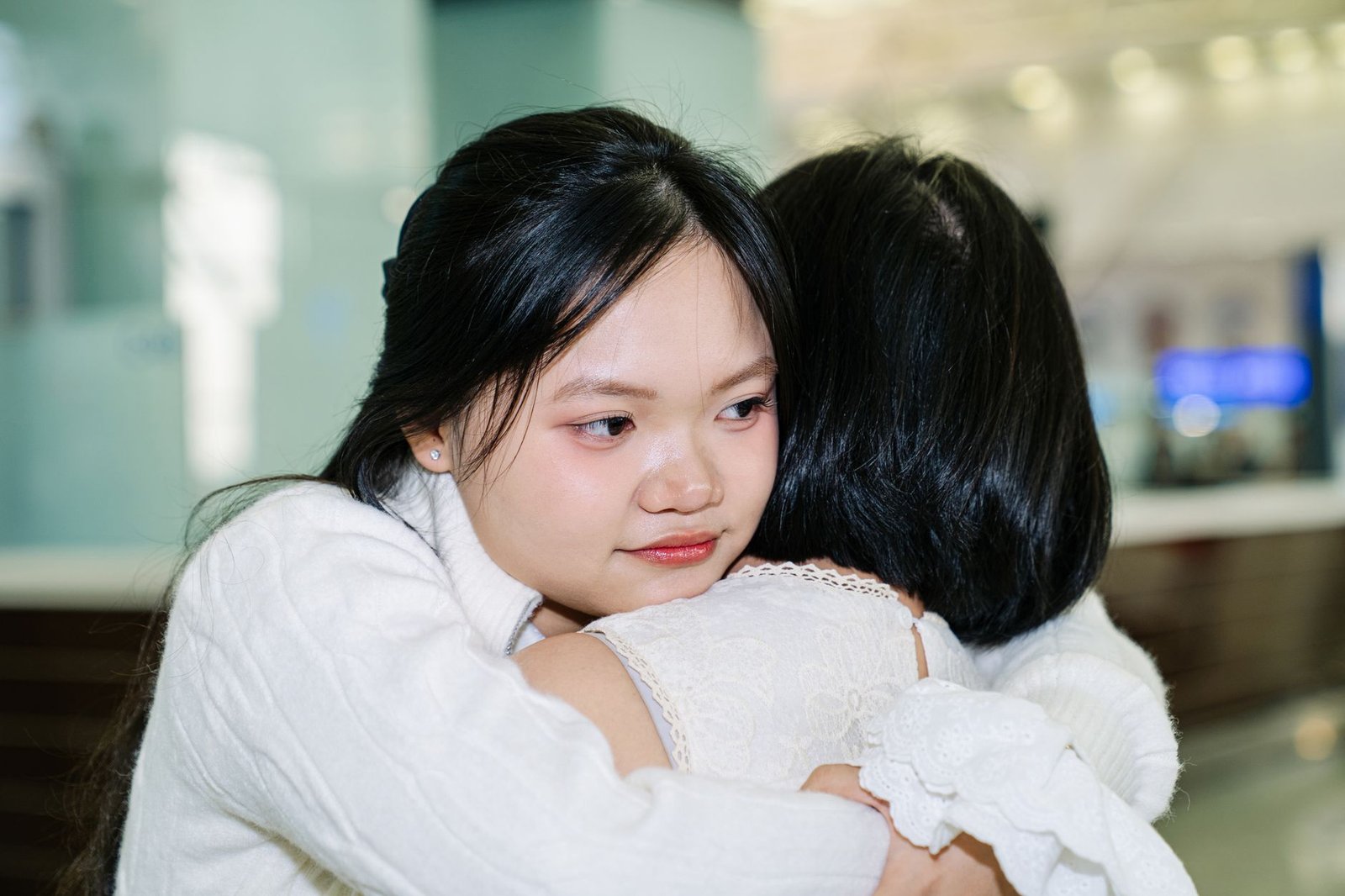 Abrazo de consuelo entre dos amigas, ejemplo de empatía compasiva