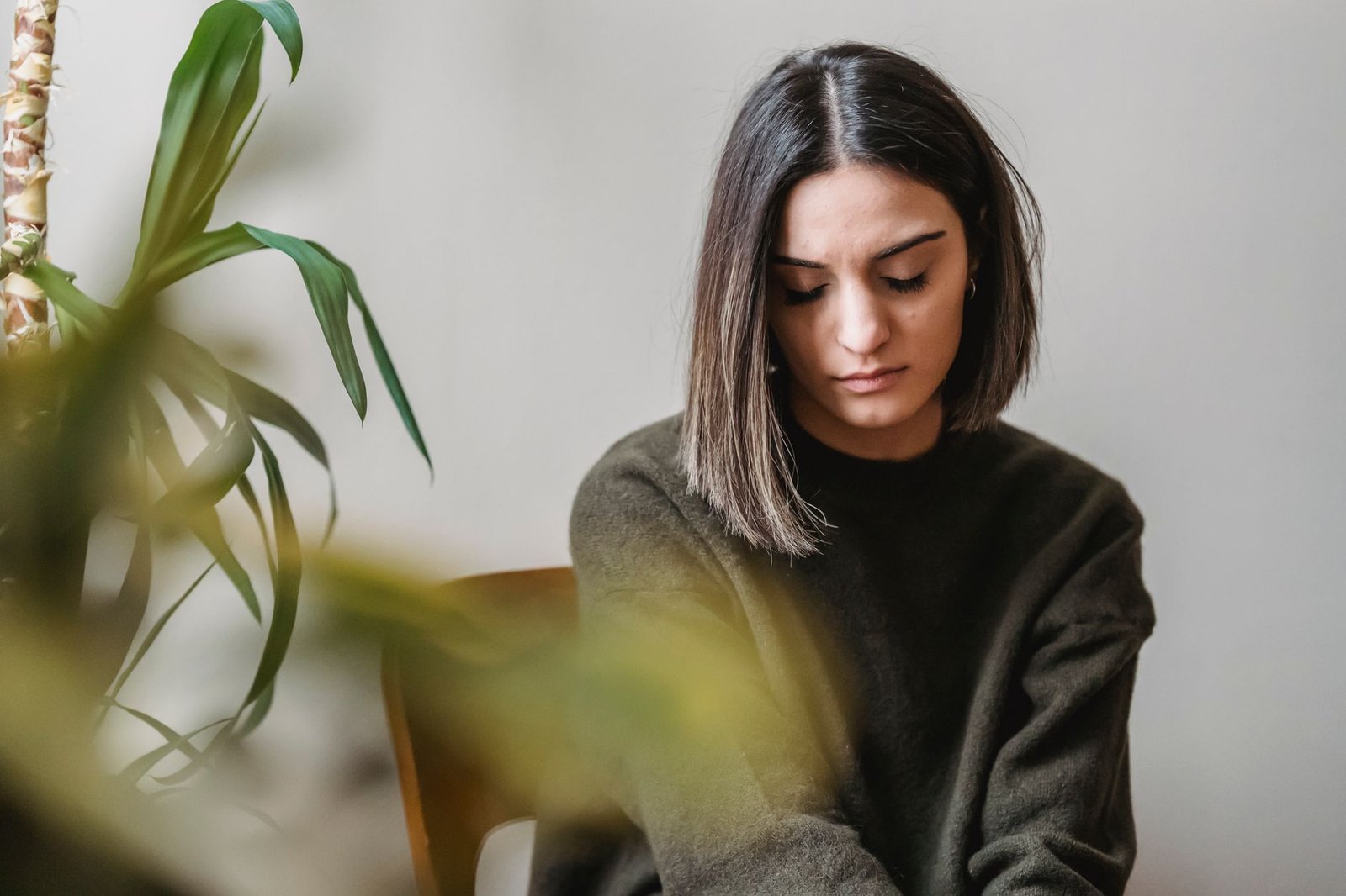 El lado incómodo de ser PAS: mujer pensativa dándole vueltas a algo