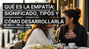 Dos amigas conversando en una terraza, una escuchando con empatía