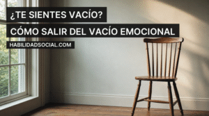Me siento vacío: silla vacía junto a una ventana con luz de tarde